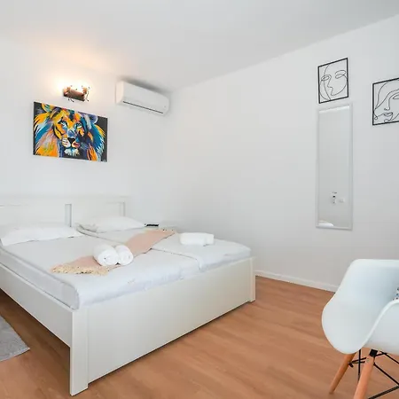 Spot 4*