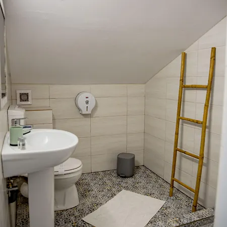 招待所 Spot 4*